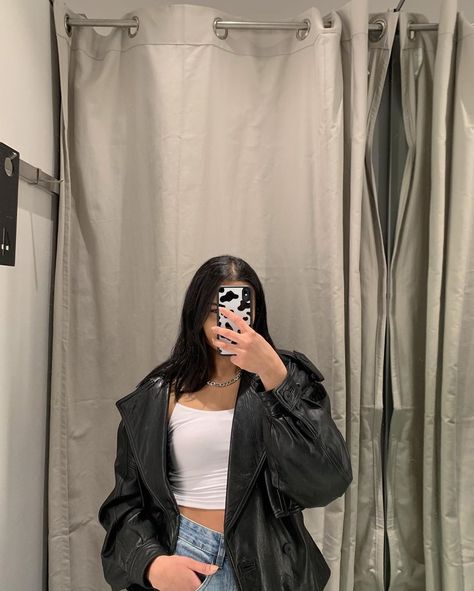 Naomi George on Instagram: “Another fitting room mirror selfie, what else is new?” Fitting Room Mirror Selfie, Fitting Room Mirror, Fitting Room Selfie, Room Mirror Selfie, Selfie Instagram Story, Ig Pics, Room Mirror, Fitting Room, Friend Poses