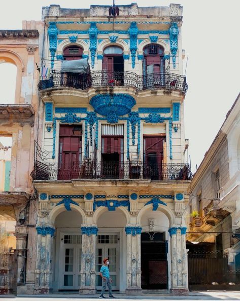 Cuba Buildings, Cuba Architecture, Cuban Architecture, Havanna Cuba, Colonial House Interior, Goal Aesthetic, Cuba Photography, Continents And Countries, Background Inspiration