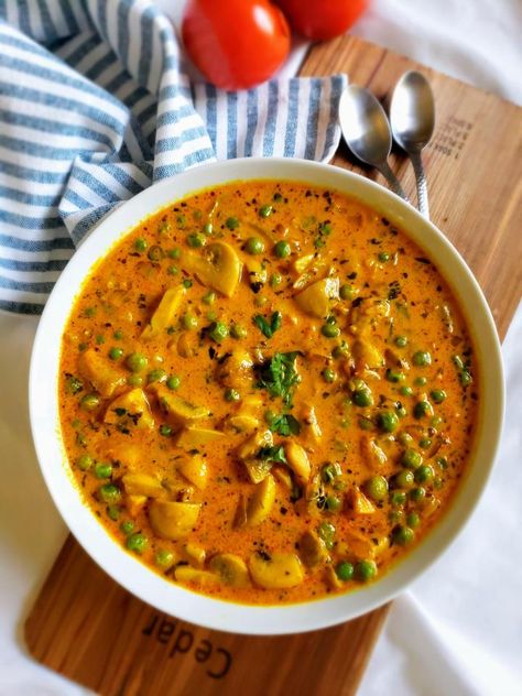 Mushroom Masala Recipe, Mushroom Curry, Vegetarian Soup Recipes, Mushroom Soup Recipes, Vegan Curry, Masala Recipe, Easy Soups, Indian Food Recipes Vegetarian, Healthy Soup Recipes