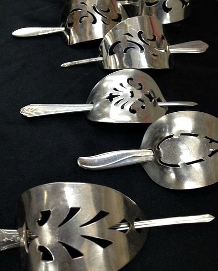 flea market shopping tips How To Bend Silverware, Jewelry From Silverware, Vintage Spoon Jewelry, Vintage Silverware Jewelry, Flatware Crafts, Service Table, Silver Ware, Silver Spoon Jewelry, Cutlery Art