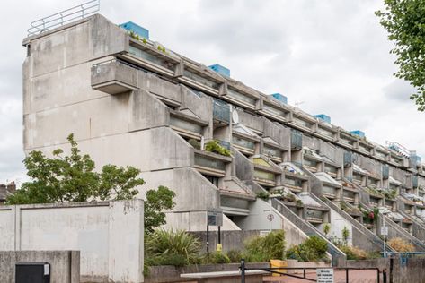 I know it’s a ‘love or hate’ development, but someone has done a wonderful renovation job on this 1960s Neave Brown brutal/modern apartment on Rowley Way, London NW8. 60s Interior, Brutalist Buildings, Modernist House, Pedestrian Street, Duplex Apartment, Large Balcony, The Modern House, Road Design, English Heritage