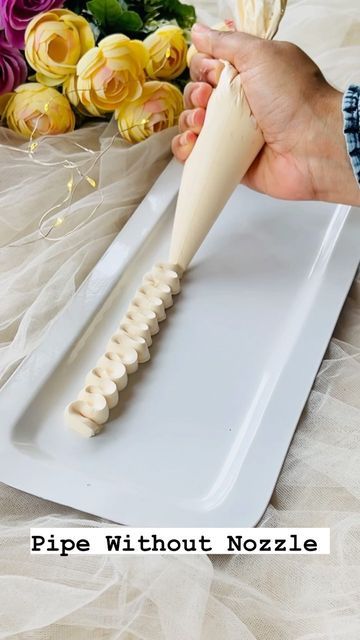 Frosting Hacks Piping Bag, Icing Bag Hacks, Piping Techniques Without Nozzle, No Piping Tip Hack, Piping Bag Without Tip, Piping Frosting With Ziplock Bag, Frosting Piping Bag Diy, Pipping Bag Hacks, Diy Piping Tips