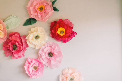 Let’s Hang Out: 15 Hot Hanging Party Decorations via Brit + Co. Diy Paper Flower Wall, Dinner Party Style, Diy Flower Wall, Diy Flores, Fleurs Diy, Easy Backdrops, Unique Bridal Shower, Paper Flower Wall, Tissue Paper Flowers