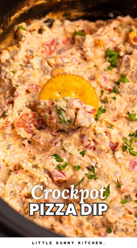 Crock Pot Pizza Dip is amazingly tasty, so simple to make in your slow-cooker and will be a huge hit at your next party. Dips In The Crockpot, Jalepeno Dip Crock Pot, Crockpot Pepperoni Dip, Pepperoni Dip Crock Pot, Slow Cooker Taco Dip, Beef Dip Crock Pot, Crockpot Snacks Appetizers, Crock Pot Party Food For A Crowd, Crockpot Dips For Parties Easy