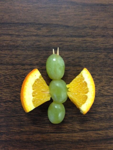 butterfly made from orange slice and grapes on three toothpicks Veggie Art, Orange Slice, Kid Food, Fun Kids Food, Orange Slices, Girl Party, Fun Food, A Butterfly, Party Girls