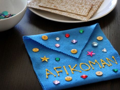 Afikoman Bag for Passover - Learn to make a decorated fabric afikoman bag from Brenda Ponnay. Easy fun passover craft project for kids and family. Afikomen, matzo, Passover, Seder. Passover Activities, Passover Crafts, Passover Table, Jewish Crafts, Passover Seder, Seder Plate, Passover Recipes, ב�ר מצווה, Jewish Holiday