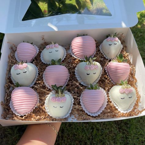 Unicorn Strawberry Ideas, Unicorn Strawberries, Unicorn Chocolate, Strawberry Ideas, Treat Business, Strawberry Recipe, Food Gift Box, Chocolate Covered Strawberry Recipe, Covered Strawberry