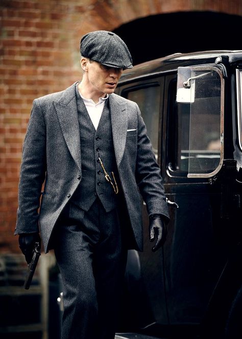 Cillian Murphy as Thomas Shelby in Peaky Blinders Season 6 Peaky Blinders 4, Peaky Blinders Fashion, Peaky Blinders Hat, Beret Outfit, Peaky Blinders Season, Peaky Blinders Characters, Peaky Blinders Wallpaper, Peaky Blinders Suit, Peaky Blinders Tommy Shelby