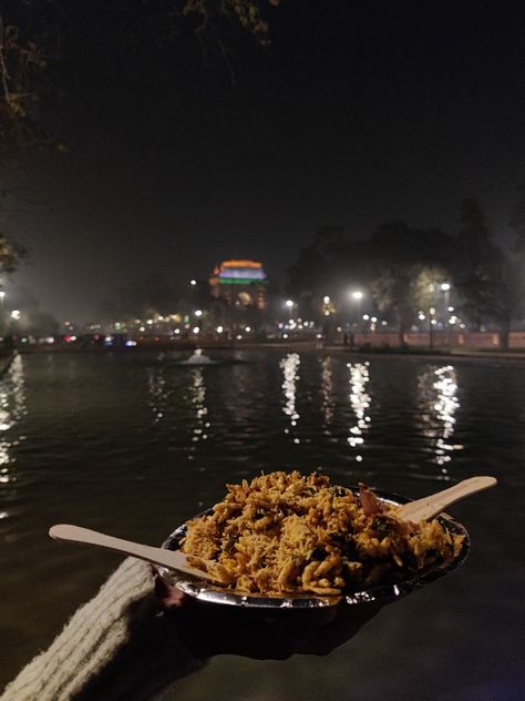 Friends + food + India gate = sukoon India Gate Snap, India Gate, Friends Food, Night Aesthetic, Gate, India, Quick Saves