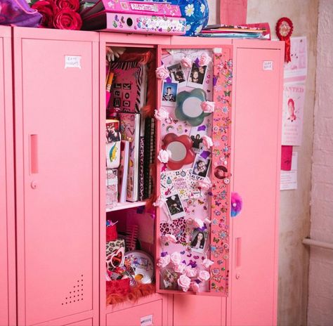 7th Grade Locker Ideas, Locker Aesthetic, Cute Locker Decorations, Pink Locker, School Locker Organization, School Locker Decorations, Hello Kitty School, Diy Locker, Locker Organization