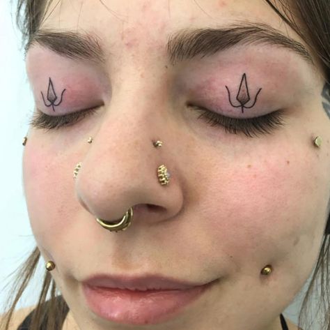 Eyelid Tattoo, Eyelid Piercing, Body Modification Piercings, Card Tattoo Designs, Face Piercings, Cool Piercings, Belly Jewelry, Face Tattoos, Nose Jewelry