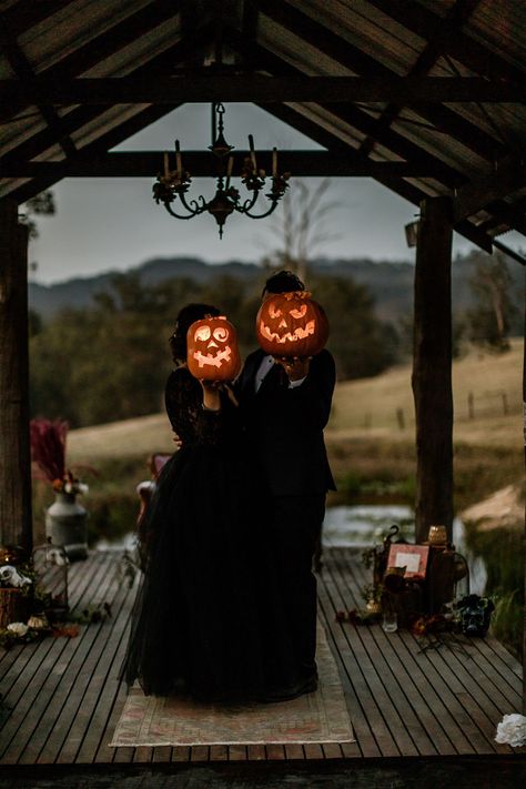 Halloween Elopement Ideas, Spooky Elopement Ideas, Halloween Wedding Outdoor, Halloween Wedding Pictures, Halloween Beach Wedding, October Elopement Ideas, Spooky Elopement, Samhain Photoshoot, Halloween Wedding Aesthetic