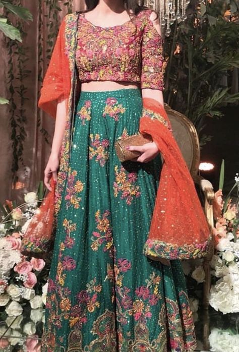 Green And Pink Mehndi Outfit, Green And Orange Mehndi Dress, Mehandi Green Lehenga, Pakistani Mehndi Lehnga, Maiyo Mehndi Dress, Mehendi Bride, Party Dress For Girls, Pakistani Mehndi Dress, Casual Party Dress