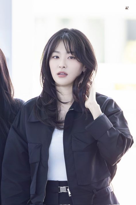 Incheon Airport | 230922 Long Hair Korean, Curtain Bangs Long Hair, Bangs Long Hair, Hair Korean, Seulgi Instagram, Medium Layered Hair, Red Velvet Seulgi, Korean Bands, Incheon Airport