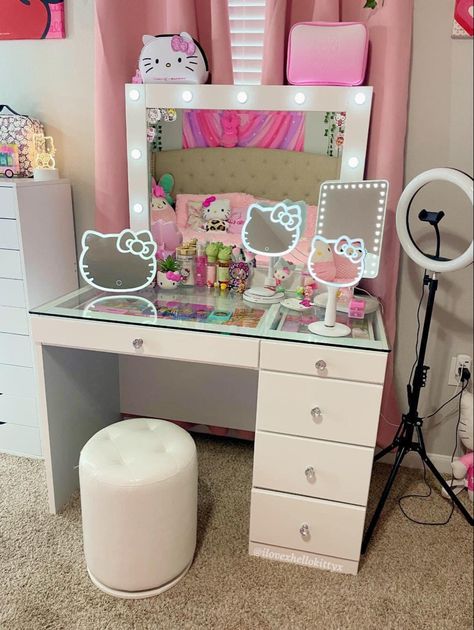 Pink Hello Kitty Room, Hello Kitty Themed Room, Room Decor Hello Kitty, Hello Kitty Bedroom Ideas, Room Ideas Y2k, Hello Kitty Desk, Hello Kitty Vanity, Hello Kitty Room, Kitty Room