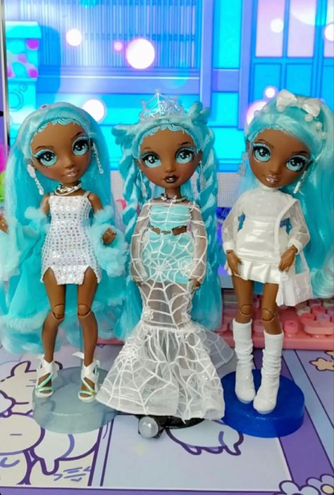 From @dollsnrainbows on instagram Rainbow High Robin, High Pics, Doll Customizing, Doll Makeover, Ever After Dolls, Rainbow Fashion, Frozen Disney, Rainbow High, Doll Ideas