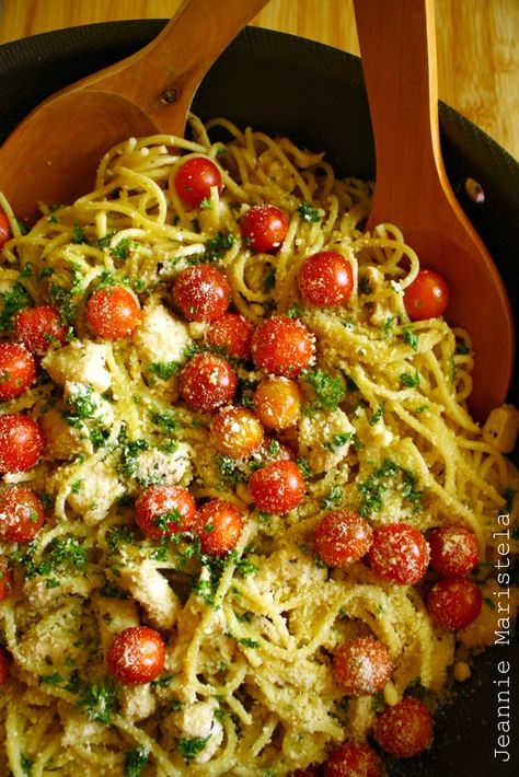 Diary of a Blonde: Spaghetti in Garlic Gravy with Herbs and Lemon Marinated Chicken and Cherry Tomatoes Lemon Marinated Chicken, Garlic Gravy, Resep Pasta, Summer Spaghetti, God Mat, Think Food, Idee Pasto Sano, Garlic Sauce, Marinated Chicken