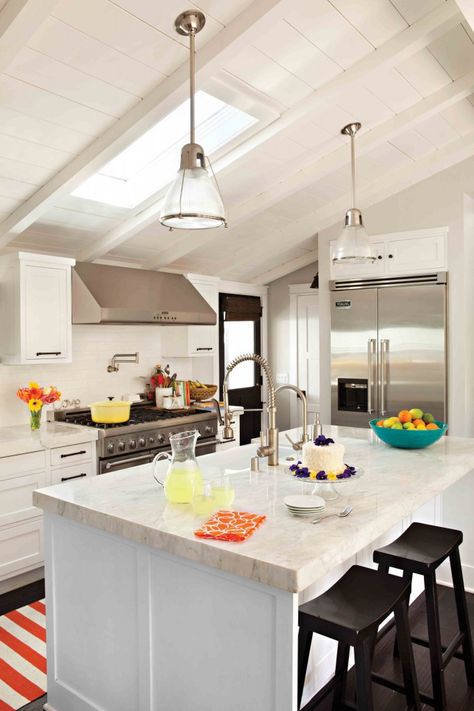 Adorable cottage kitchen. Just enough colour to make it charming. The vaulted ceilings and all white envelope are darling. Small Cottage Kitchen Ideas, Modern Cottage Kitchen, Vaulted Ceiling Ideas, Vaulted Ceiling Lighting, Vaulted Ceiling Kitchen, Small Cottage Kitchen, Cottage Lighting, Cottages And Bungalows, Cottage Style Decor