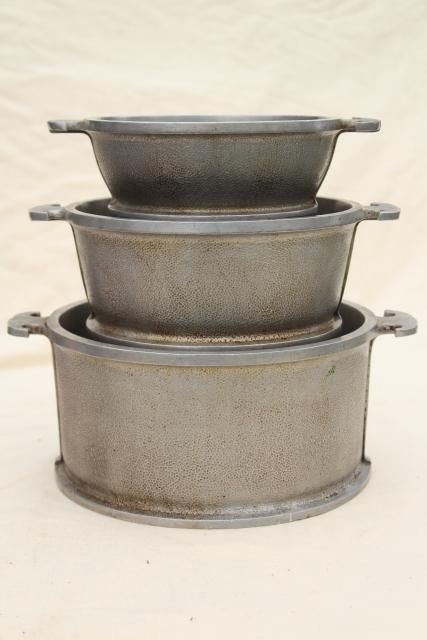 1940s vintage Guardian Service ware aluminum cookware dutch oven pots and pans stack Vintage Pots And Pans, Antique Cookware, 1940s Home Decor, Om Kalthoum, Cooking Outdoors, Vintage Cookware, Aluminum Pans, Pan Sizes, Vintage Housewares