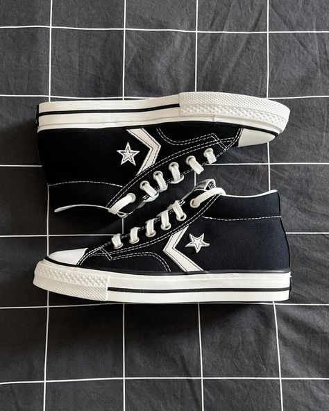 #aesthetic #aestheticstyle #aestheticphotos #converse #converseallstars #converseaesthetic #starplayer76 #stars #stargirl Converse Star Player 76, Converse Star Player, Converse Aesthetic, Converse Star, Shoe Wishlist, Star Girl, Black Star, Converse All Star, Dream Clothes