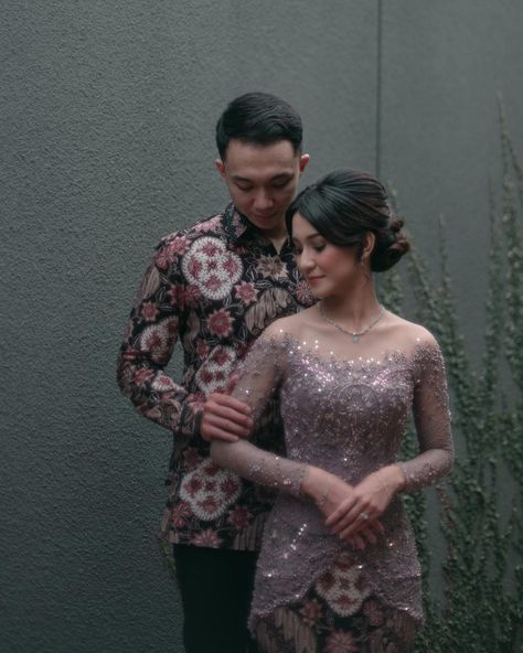 Foto Engagement, Foto Lamaran, Foto Pertunangan, Model Dress Kebaya, Engagement Party Outfit, Model Kebaya Modern, Batik Couple, Foto Wedding, Engagement Photography Poses