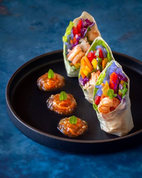 Spring Roll Plating Ideas, Asian Feast, Asian Starters Appetizers, Rice Wrapper Spring Rolls, Goi Cuon, Salad Plating Ideas, Fine Dining Starters, Fresh Tuna Recipes, Filipino Appetizers