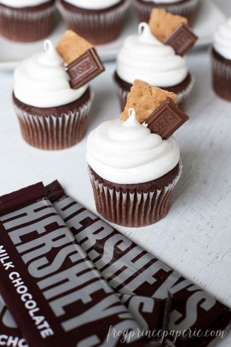 Having a bake sale? These S'mores Cupcakes are big sellers. And with pretty packaging tips, they'll be the first to sell out! School Bakesale Ideas, Bale Sale Items, Bake Sell, Kids Bake Sale, Bake Sale Desserts, Fall Bake Sale, Benefit Ideas, Summer Cupcake, Packaging Tips