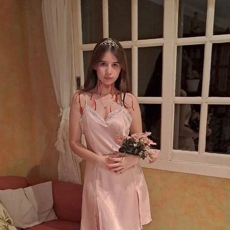 Madison Beer Carrie White, Brunette Woman Halloween Costume, Aesthetic Halloween Costumes Teenage Girl, Cool Girl Halloween Costumes Aesthetic, Carrie Outfits Halloween, Carrie Fantasia, Coquette Costume Ideas, Carrie Costume Aesthetic, Niche Halloween Costumes Women