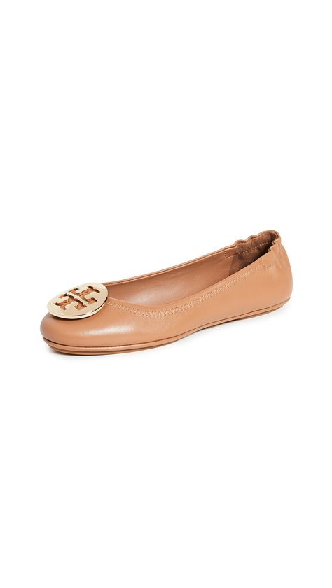 TORY BURCH MINNIE TRAVEL BALLET FLATS. #toryburch #shoes Tory Burch Ballet Flats, Logo Emblem, Metal Plaque, Leather Ballet Flats, Tory Burch Shoes, Salvatore Ferragamo Flats, Powerful Women, World Of Fashion, Smooth Leather