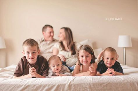 Family Bed Photos, Indoor Family Photography, Indoor Family Photos, Large Family Poses, Large Family Photos, Home Photoshoot, Poses Family, Indoor Family, Home Photo Shoots