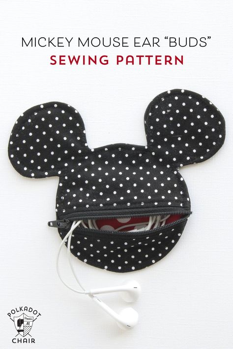 Free Sewing pattern for a Mickey Mouse inspired earbuds case / coin purse. This would be so cute to make before my next Disney vacation! Summer Sewing Projects, Disney Diy Crafts, Purse Sewing, Earbud Holder, Purse Sewing Patterns, Pouch Sewing, Earbuds Case, Summer Sewing, Sewing Tutorials Free