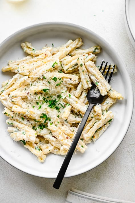 Cream cheese pasta is a rich, creamy pasta dish that's ready in just 20 minutes! This quick recipe makes lunch or dinner with almost no prep. Easy Pasta Dinner Recipes, Meatless Dishes, Cream Cheese Pasta, Cheese Pasta Recipes, Potatoes And Rice, Pasta Board, Dinner Casserole Recipes, Creamy Pasta Dishes, Easy Pasta Dinner