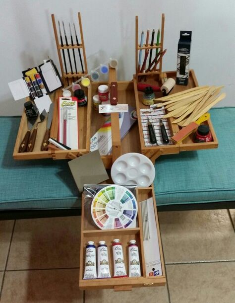 Caja para artículos de arte.     ( No incluye materiales ) Travel Art Kit, Art Studio At Home, Art Supply Stores, Studio Setup, Art Kit, Color Pallets, Crafty Ideas, Travel Art, Plein Air