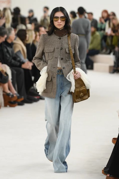 Chloé Fall 2024 Ready-to-Wear Runway, Fashion Show & Collection Review [PHOTOS] 2024 Clothes, Fashion Expression, Fall Wardrobe Essentials, Estilo Denim, Fall 24, Wardrobe Inspiration, Runway Trends, Fashion 2024, Life Tips