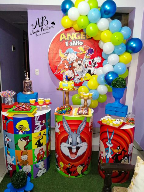 Looney Tunes Themed Birthday Party, Looney Tunes Party Decorations, Looney Tunes Birthday Party Ideas, Looney Tunes Birthday, Looney Tunes Party, Baby Looney Tunes, Baby Birthday Themes, Festa Harry Potter, King Birthday