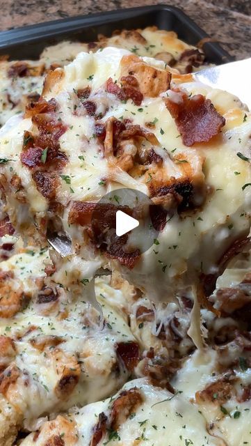 Cheddar Bay Biscuit Pizza Crust, Pizza Biscuits, Chicken Pizza Crust, Carman Wilken, Pizza Braid, Bacon Alfredo, Chicken Bacon Alfredo, Chicken Alfredo Pizza, Biscuit Crust