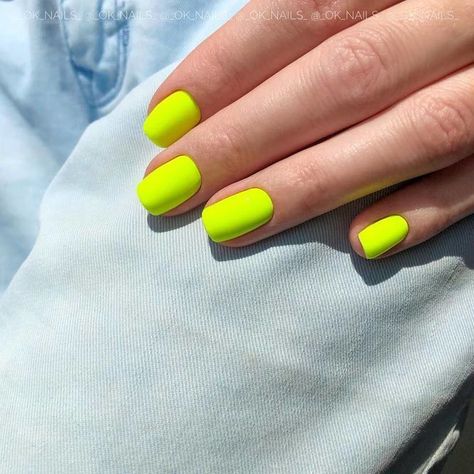 Polish For Short Nails, Neon Yellow Nails, Shiny Nails Designs, Yellow Nail Art, Yellow Nails Design, Short Acrylic, Short Nail, Glass Nails, Trendy Nail Art