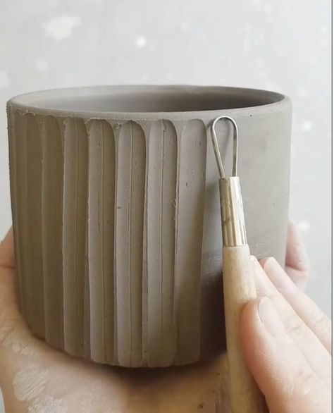 https://www.instagram.com/reel/CSFIeM9qKTg/?utm_source=ig_web_copy_link Itsekovettuva Savi, Beginner Pottery, Tanah Liat, Pottery Workshop, Cerámica Ideas, Diy Ceramic, Pottery Handbuilding, Keramik Design, Home Diy Ideas