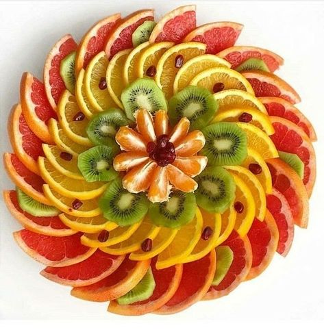 Fruit Presentation, Edible Fruit Arrangements, Garden Party Recipes, Food Garnish, Aesthetic Fruit, Salad Aesthetic, Fruit Creations, Fruits Decoration, Fruit Platters