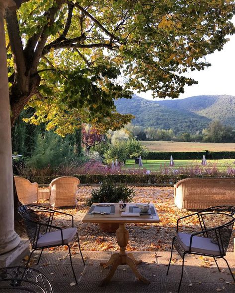 Autumn In Italy, Italian Countryside, Top Hotels, Nature Aesthetic, Pretty Places, Dream Garden, Travel Aesthetic, Bed And Breakfast, In The Middle