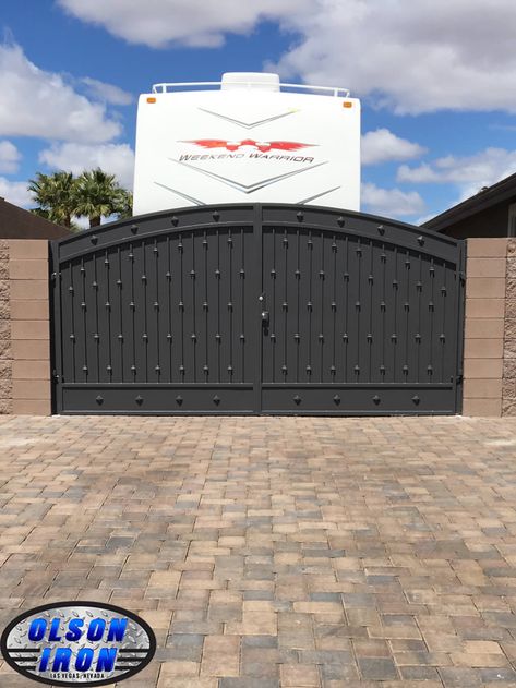 Rod Iron Gates Driveway, Custom Gates Metal, Iron Gates Entrance Driveways, Metal Gate Designs, Modern Gates Driveway, Iron Driveway Gate, Gates Modern, Iron Gates Driveway, Custom Iron Gates