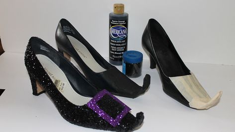 Can't find the perfect Halloween costume? Make your own! There are plenty of ideas for even the most craft-challenged person! Halloween Witch Shoes, Witches Boots Diy, Witch Boots Diy, Diy Witch Costume Kids, Cool Witch Costumes, Diy Witch Shoes, Make Your Own Halloween Costume, Witches Boots, Witches Costumes For Women