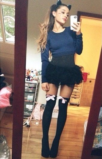 Ariana Grande soo pretty I wanna be here Adriana Grande, Taking A Selfie, Ariana Grande Outfits, Celebrity Halloween Costumes, Ariana Grande Style, Ariana Grande Photos, Ariana Grande Pictures, Ariana G, Snl