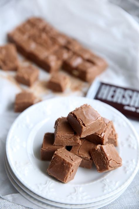 An easy fudge recipe, perfect to take to friends or share at a party. You'll love the flavor of this fudge, especially if you're a Hershey lover! Hershey Fudge Recipe, Classic Fudge Recipe, Classic Fudge, Chocolate Fudge Bars, Hershey Recipes, Holiday Candies, Pinterest Collage, Chocolate Bar Recipe, Microwave Fudge