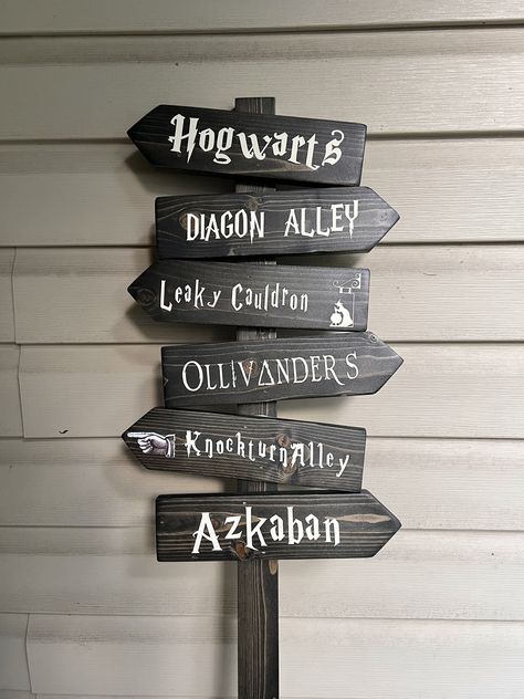 Harry Potter Halloween Decorations, Wizard Halloween, Wood Decor Signs, Harry Potter Theme Birthday, Harry Potter Halloween Party, Storybook Theme, Cumpleaños Harry Potter, Harry Potter Bday, Witch Party