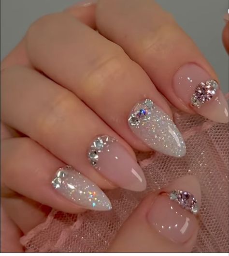 Wedding Nails For Bride Nail Art, Elegant Party Nails, Nail Art Wedding Elegant White, Nail Art Wedding Elegant, Bridal Party Nails, Bridal Nails Wedding Indian, Pearl Nail Designs, Bridal Nail Art Designs, White Sparkle Nails