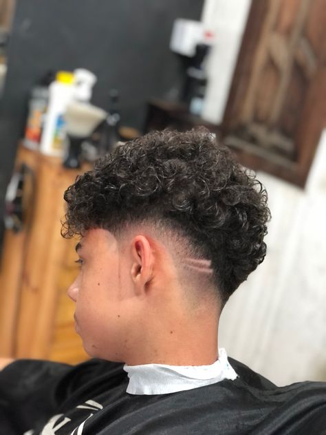 Low Fade Em V, Curly Hair Taper, Curly Hair Fade, Boys Hair, Low Fade, Corte De Cabelo Masculino, Low Low, Hair Stuff, Boy Hairstyles