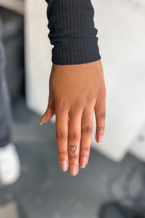 Chic and timeless, you can't go wrong with a black-outlined heart-shaped finger tattoo. 📸 inkredibletattoos Finger Tattoo Idea, Heart Finger Tattoo, Scratch Tattoo, Heart Outline Tattoo, Heart Tattoo On Finger, City Tattoo, London Tattoo, Healing Tattoo, Skin Line