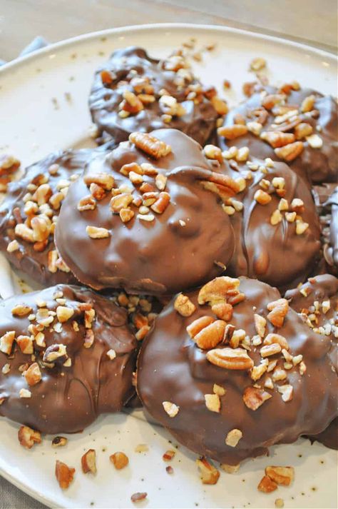 Vegan Caramel Candy, Vegan Christmas Candy, Vegan Candy Recipes, Vegan Turtles, Pecan Treats, Turtle Recipe, Vegan Candy, Chocolate Covered Raisins, Gluten Free Candy