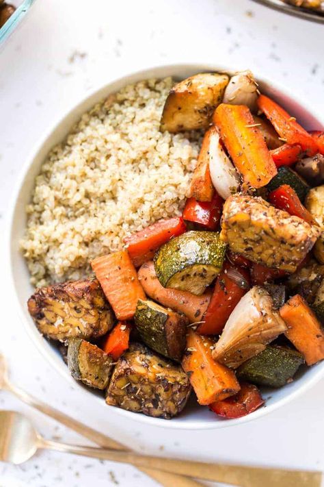 Meal prep made easy with these balsamic tempeh and roasted vegetable quinoa bowls! You just need one pan, 30 minutes and your lunches are done for the week! Roasted Vegetable Quinoa, Quinoa Bowls, Vegetable Quinoa, Vegetarian Meal Prep, Simply Quinoa, Healthy Lunch Meal Prep, Diner Recept, Quinoa Bowl, Roasted Vegetable